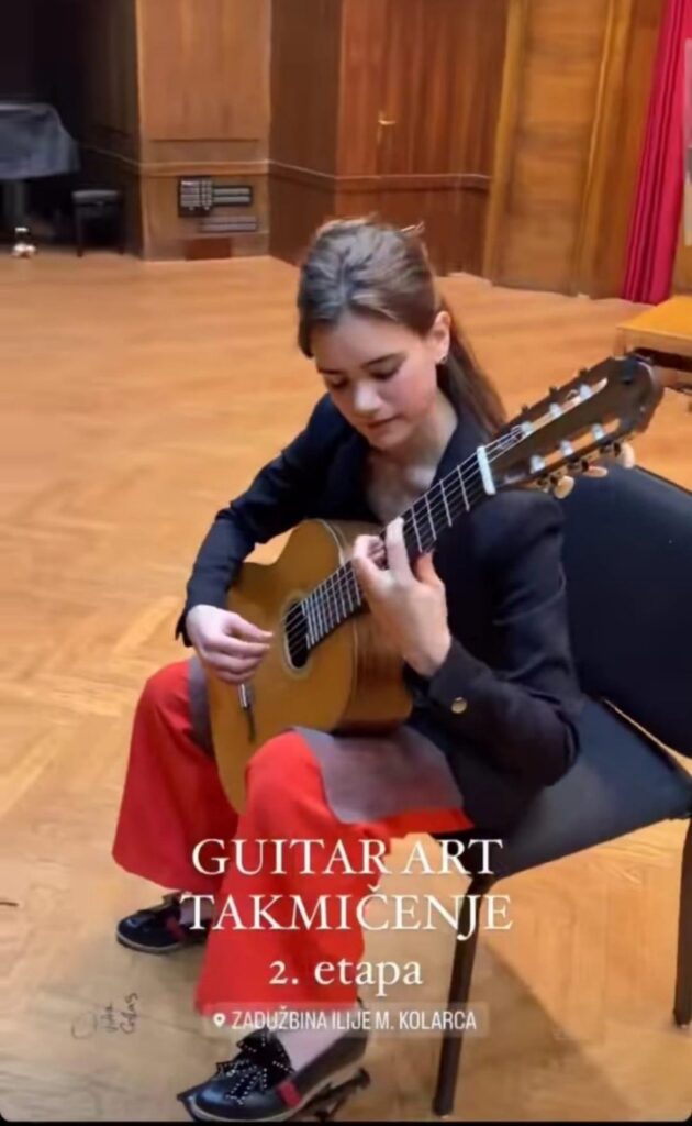 Čestitke predsjednika Opštine Kolašin učenici Nađi Grdinić na osvajanju prve nagrade na Guitar Art festivalu